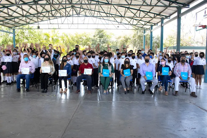 Entregamos el donativo recaudado con la campaña "Ayuda a una escuela"