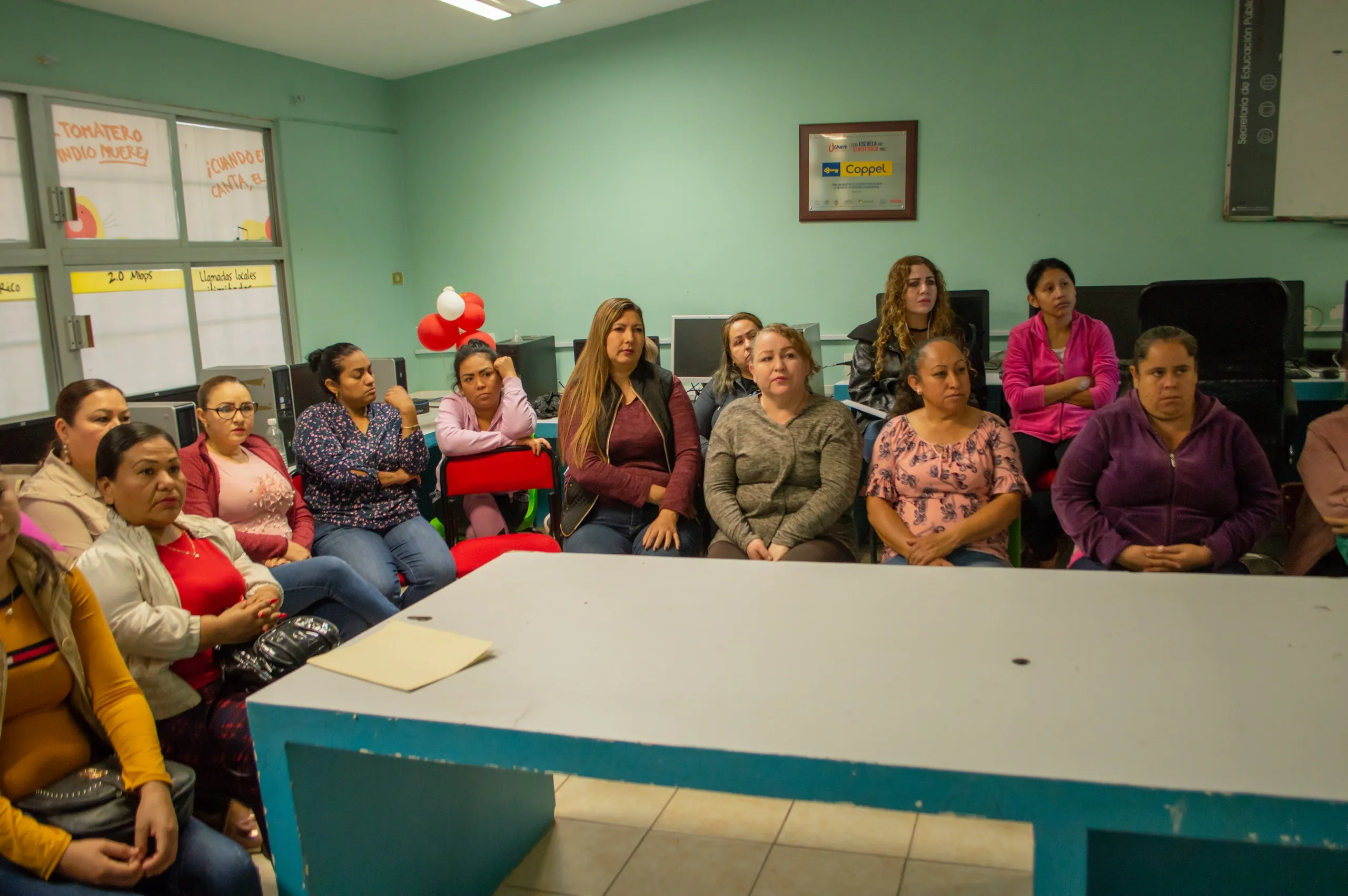 Comunidad educativa de ProEduca reunida en una escuela