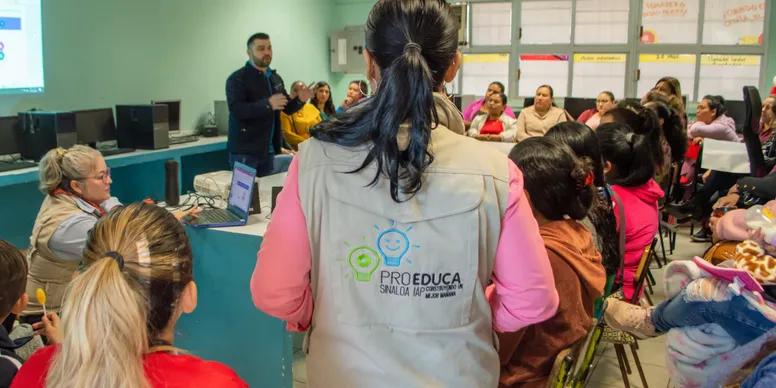 Consejo escolar reunido y participando