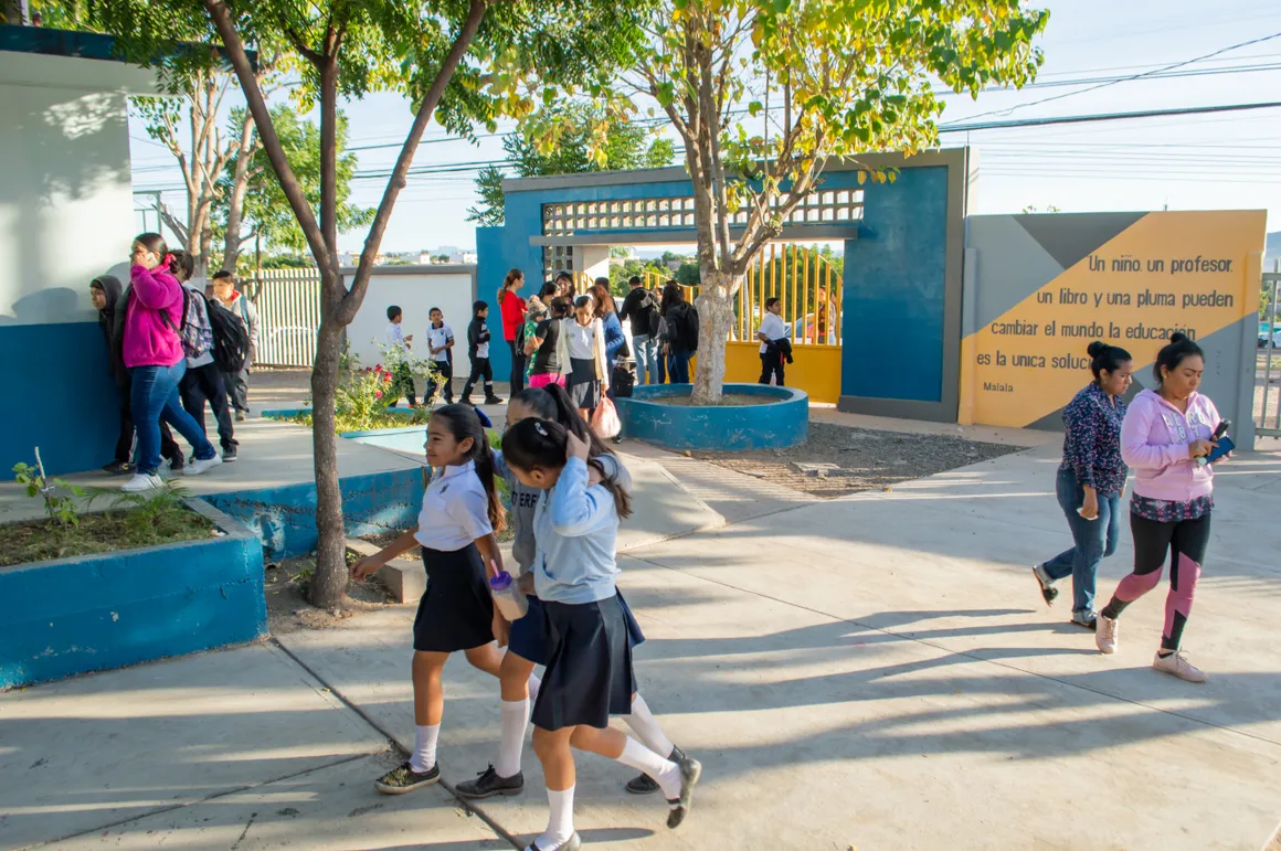 Personas voluntarias colaborando en una escuela